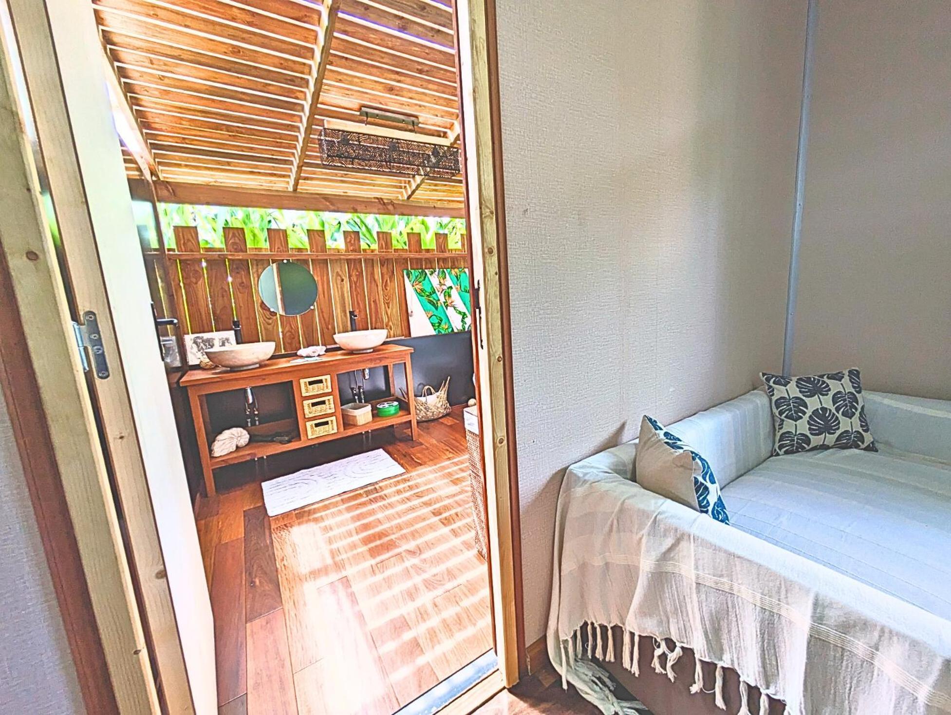 Natura Om Teahupoo Surf Lodge Toanoano Exterior foto